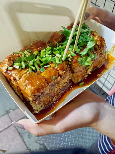 Smelly fried beancurd. The best I've eaten in Taiwan, found at Feng Jia Night Market. Still taste as good after 5 years.|genさん