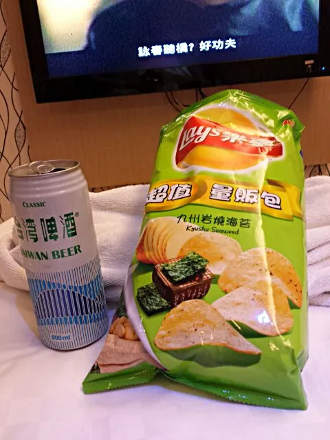 Taiwan beer and Lays seaweed potato chips for supper in the hotel room. Taipei, Taiwan.|genさん