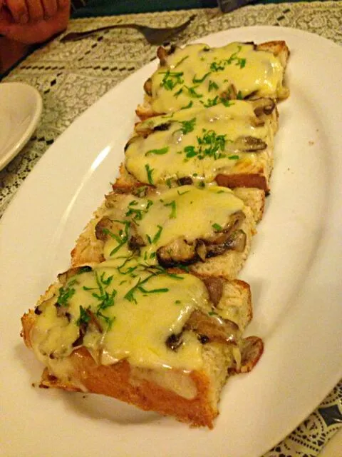 crotini with cheese and mushroom. yummy|joey limさん