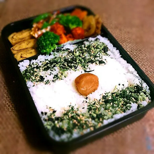 Snapdishの料理写真:今日のお弁当〜ヽ(´▽｀)/
◎玉子焼き
◎ハンバーグ玉ねぎ人参和風おろし
◎ピーマン ベーコン炒め
◎ミッキーナゲット♡
◎ブロッコリー

初の冷食使ってみたー(*´∀｀*)
めちゃ楽だね♥クレームが来なかったら たまには使いたい冷食♡|Ryo-koさん