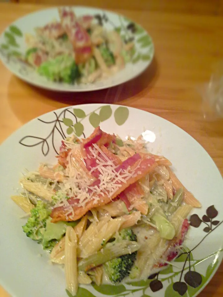 Snapdishの料理写真:Creamy roasted garlic penne with bacon,  chicken and broccoli.|Fe's kitchenさん