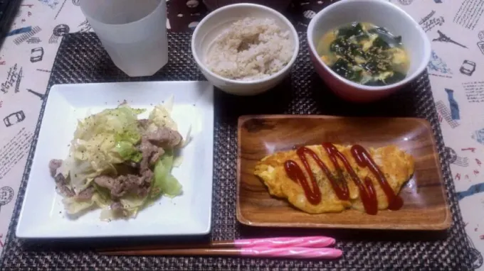 Snapdishの料理写真:豚肉とキャベツの蒸し煮、チーズオムレツ、ワカメ卵スープ、麦ご飯|杉村愛さん