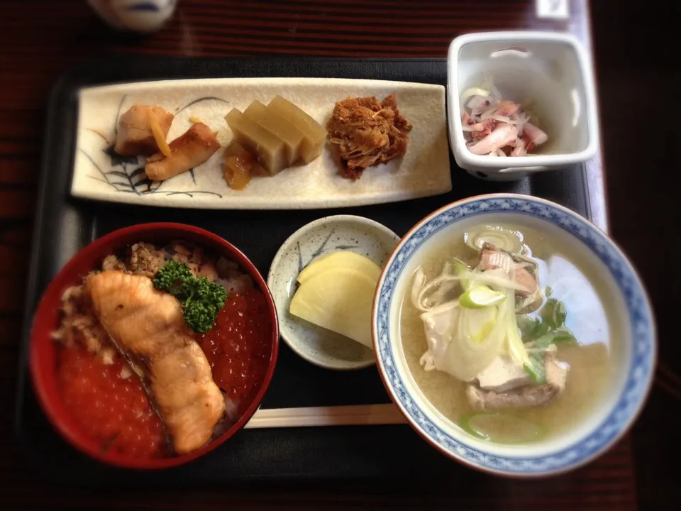 サケイクラ定食(鮭イクラ丼、じゃっぱ汁、白子煮付け、中骨柔らか煮、イカ酢の物、えご)|raku_darさん