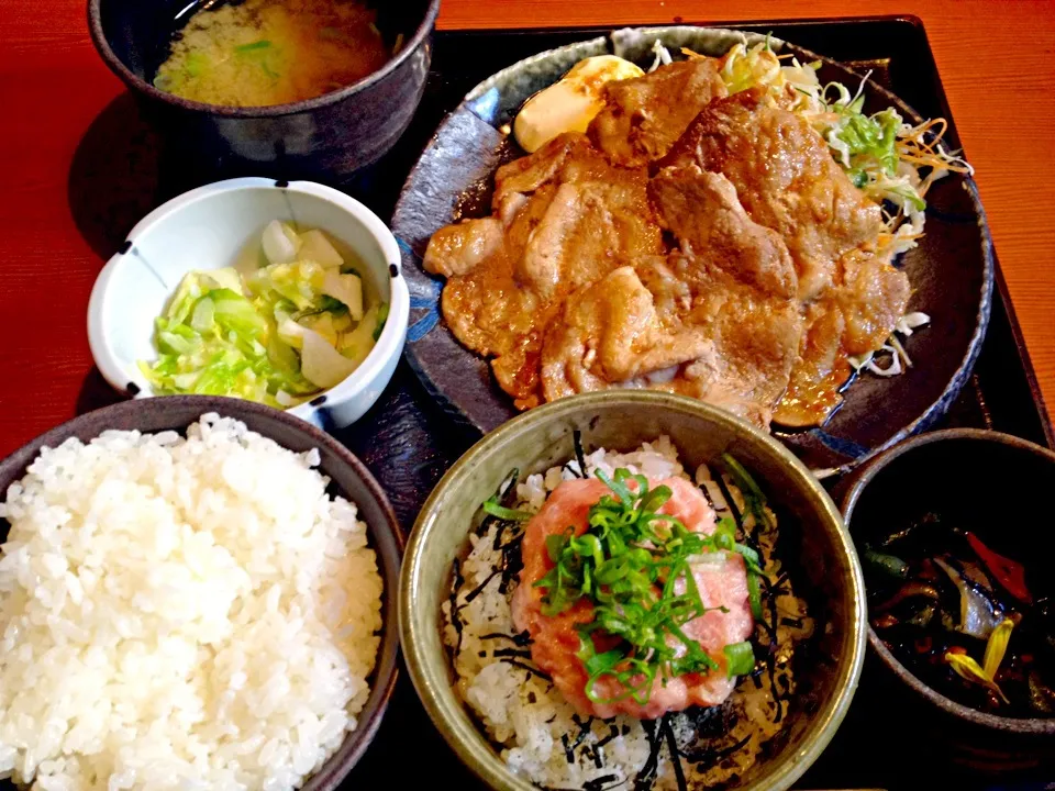 豚しょうが焼定食750＋ねぎとろ小丼350=1,100円也|秋山知隆さん