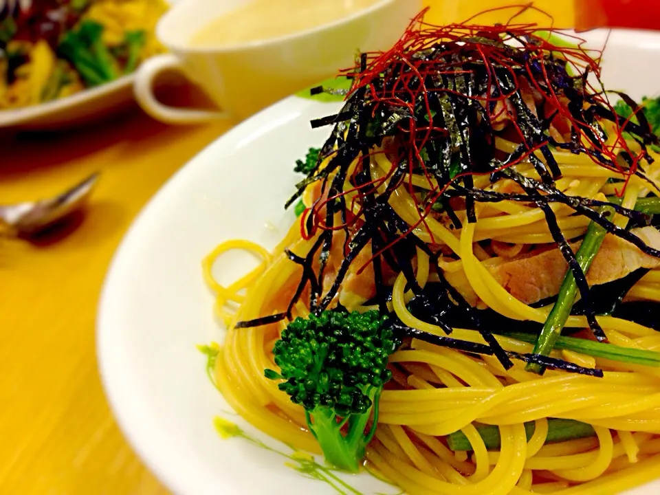 小松菜とブロリーとベーコンの和風☆醤油パスタ|しゅなさん