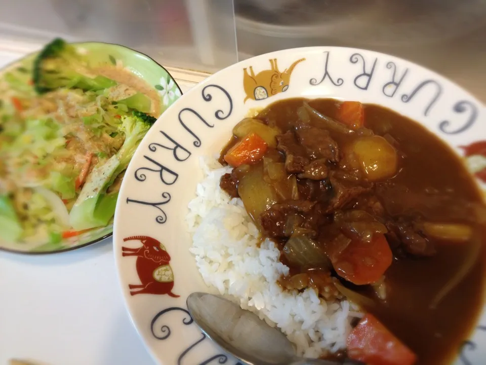 牛すじカレーとサラダ|あやさん