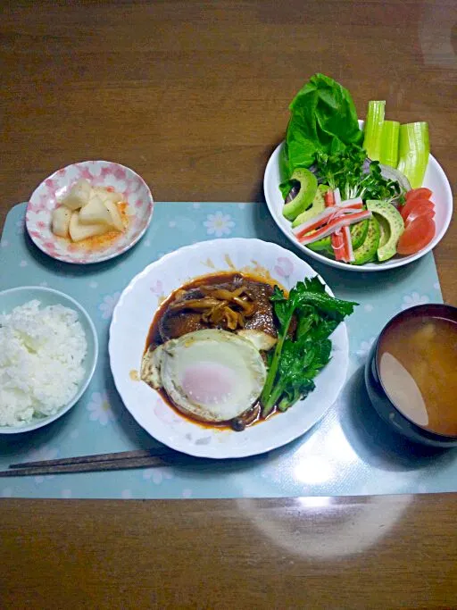 Snapdishの料理写真:ジャンボチーズインハンバーグ目玉焼き添えと彩り野菜サラダ|モリモリさん