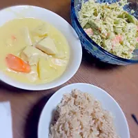 豆乳シチューと玄米ご飯とエビアボカドサラダ♪|Yuka Ukaiさん