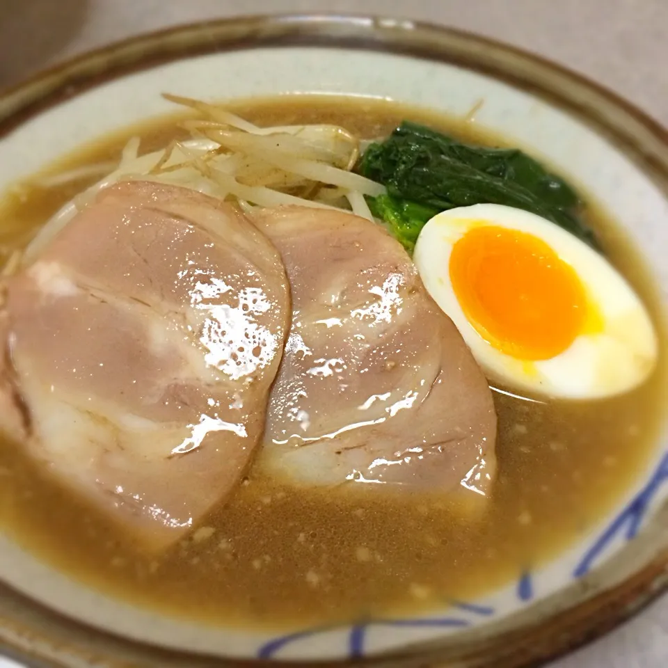 濃厚背脂醤油ラーメン🍜|ごるびーさん