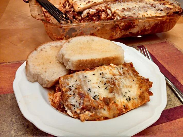 Snapdishの料理写真:Lasagna w/ homemade Italian sausage & fresh ricotta plus garlic bread, also homemade :)|Sashi Steinerさん