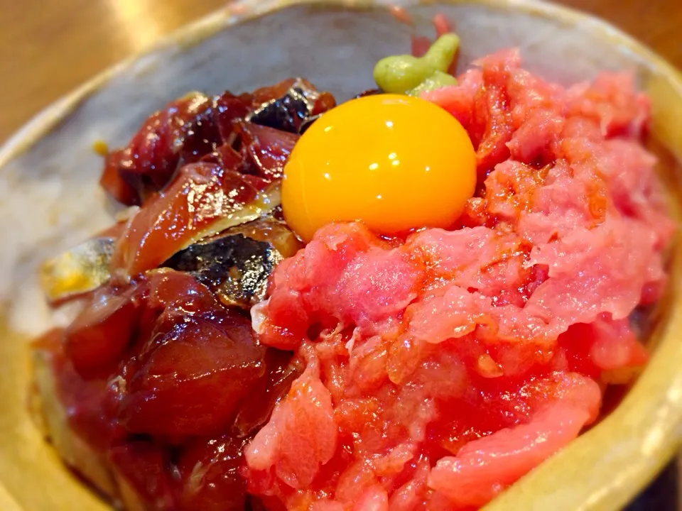 本マグロのすき身と尾赤アジの漬け丼🐟|おかっぴーさん