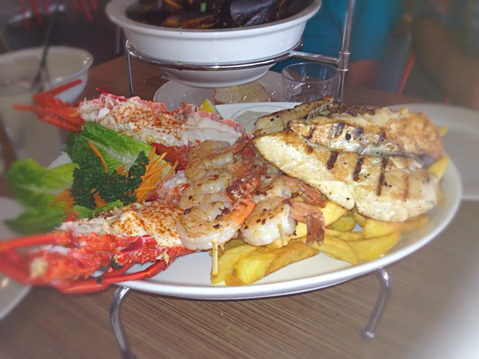 Snapdishの料理写真:Crayfish, grilled prawns, fish with chilli mussels|woodfiredさん