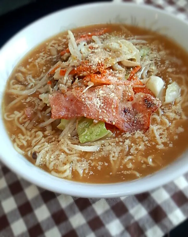 Snapdishの料理写真:サッポロ一番みそラーメンに水溶き片栗粉と粉チーズ|平原知宏さん