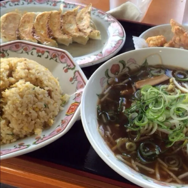 Snapdishの料理写真:ホリデーセット。チャーハン、ラーメン、餃子、から揚げのセット|Masさん