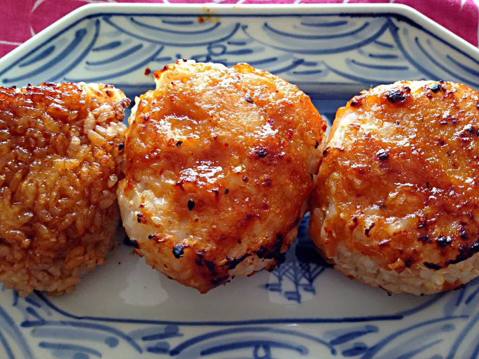 残り玄米ご飯の焼きおにぎり  醤油、辛味噌、辛味噌|ikaさん