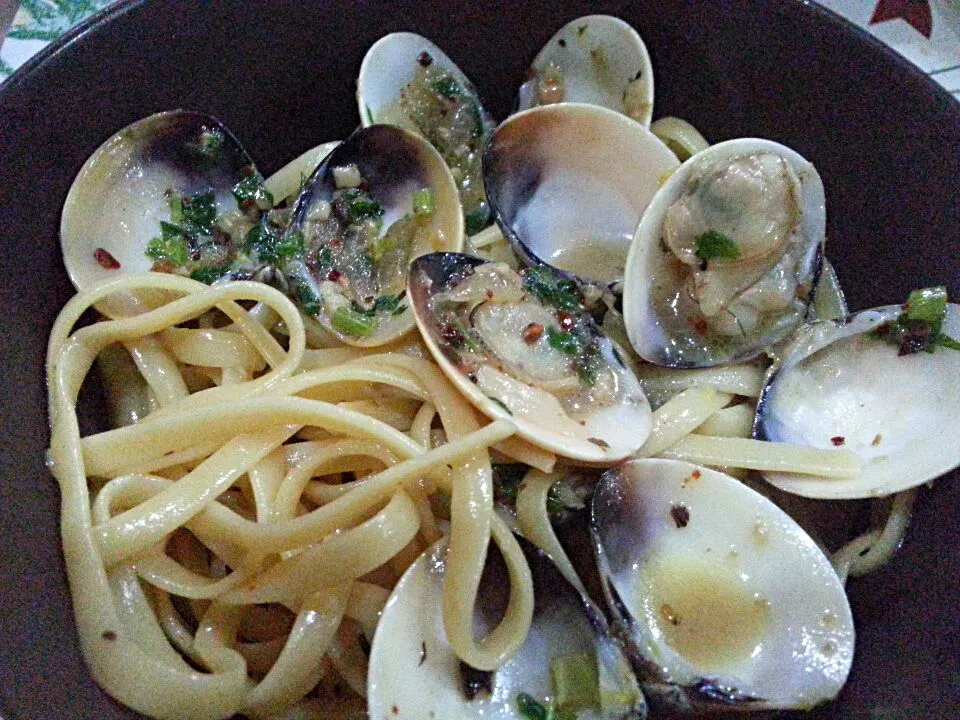 Snapdishの料理写真:Linguine with garlic and clams|Ian Kohさん