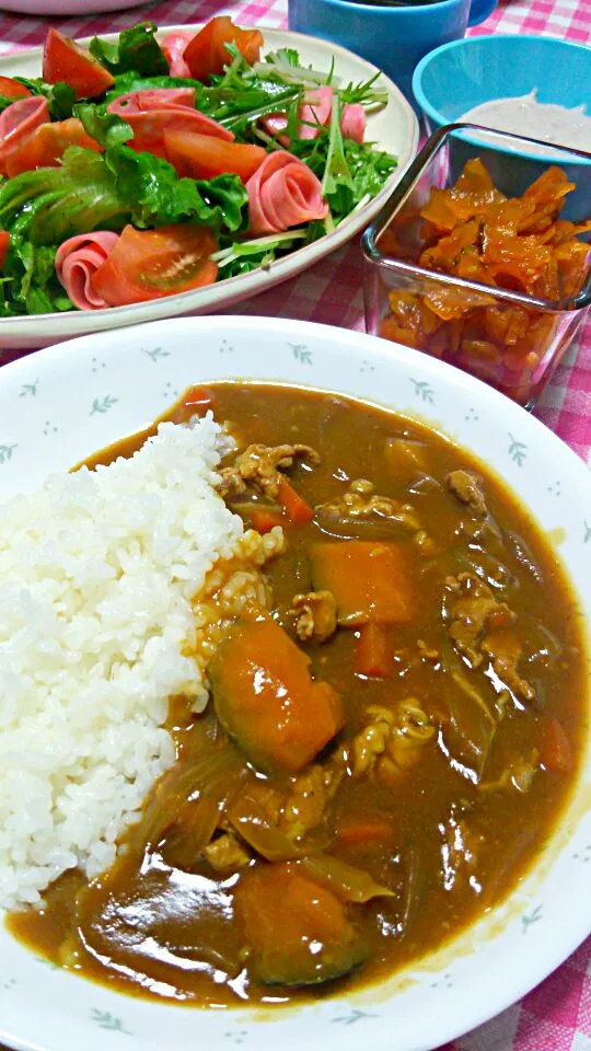 カレーライス(豚駒肉･玉葱･人参･南瓜･にんにく･生姜･舞茸)、福神漬け、サラダ(ソフトサラミ･水菜･トマト･クリーンリーフレタス)、デザートヨーグルト|まあるさん