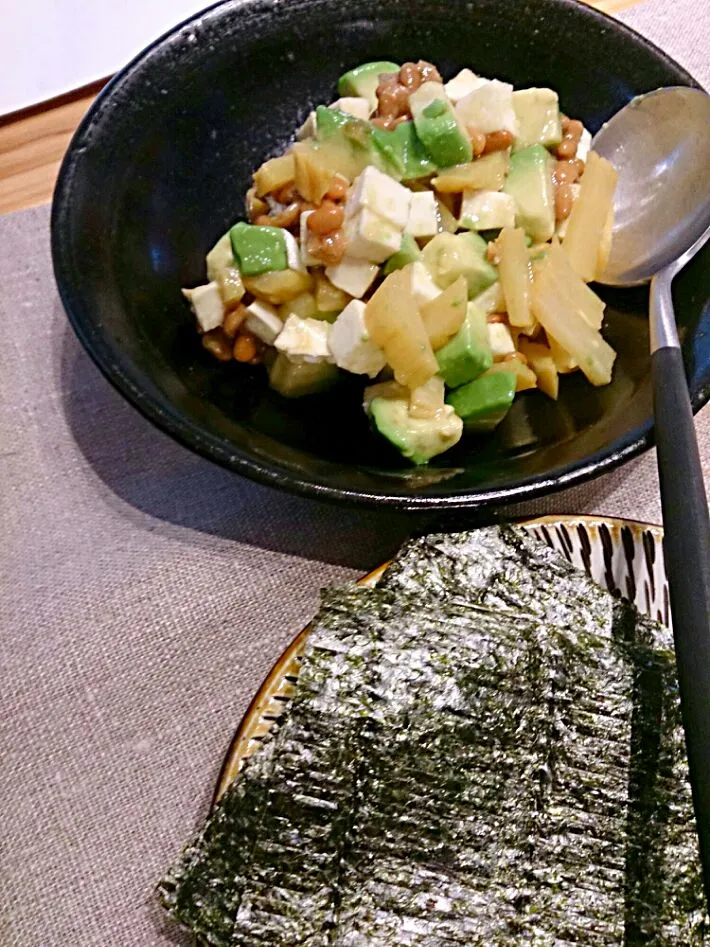 アボカド、モッツァレラとたくあんの納豆あえ。
海苔で包んで食べてね♪|Aya Tsuikiさん