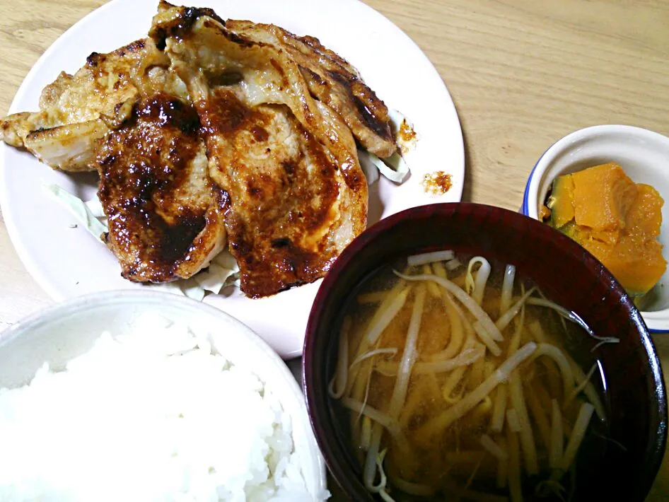 豚のしょうが焼き、かぼちゃの煮物、モヤシの味噌汁、ごはん|Ryoka Itoさん