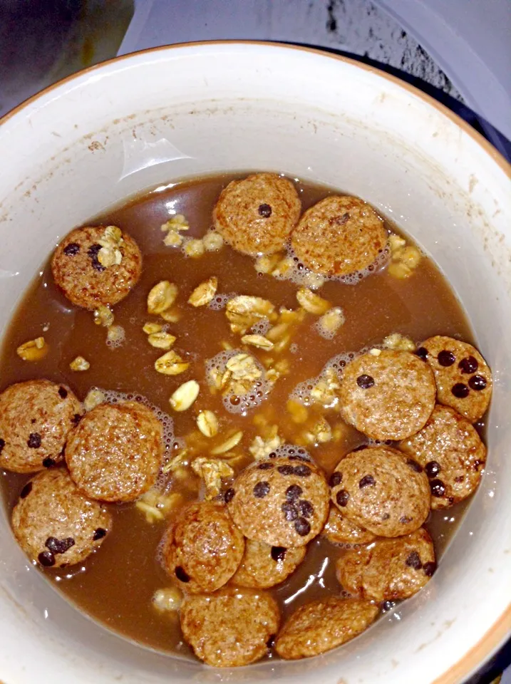 Snapdishの料理写真:Crusty muesli & Cookie Crips + carambar cappuccino.|Joannaさん