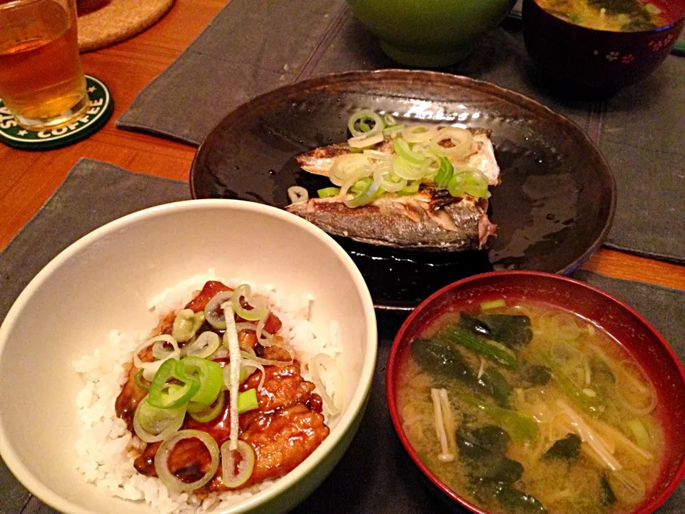 夫が釣ってきた魚で晩御飯！イワシの蒲焼き丼と鯵塩焼き。|stm0000さん