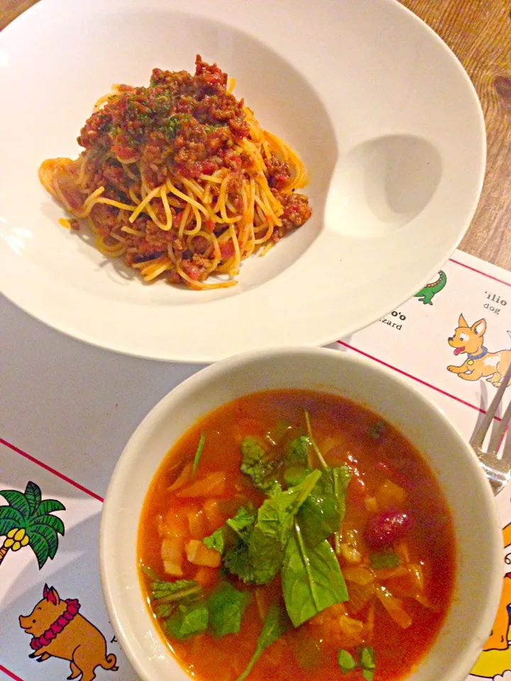 Snapdishの料理写真:日曜日の定番、ミートソーススパゲティ🍝ミネストローネ🍅|まみりんごさん