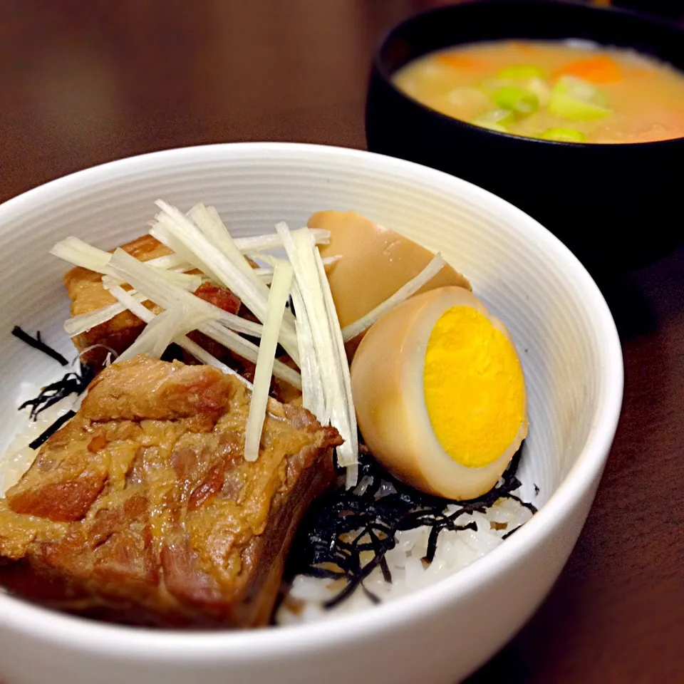 豚角煮丼、豚の茹で汁で作った豚汁風味のお味噌自分|chobicmさん