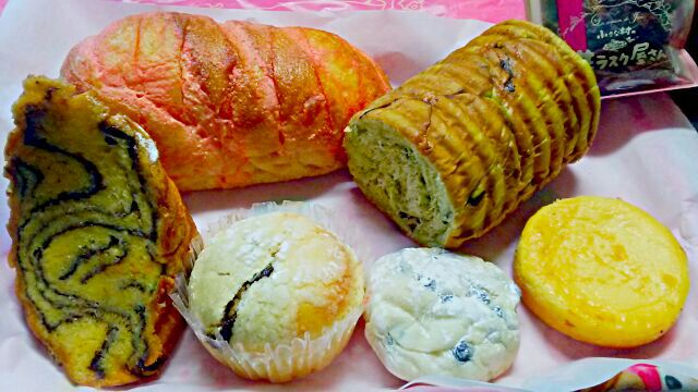 粉とクリーム左上から家族で明太子フランス 抹茶ごころの切株 生ラスク ショコラ王子のショコラショコラ出張で来てたみたい左下 マーブルチョコのパン せつない恋 塩大福あんぱん 毒林檎おばぁさんのチーズタルトその他季節のシュークリーム チョコカスタード じっくり