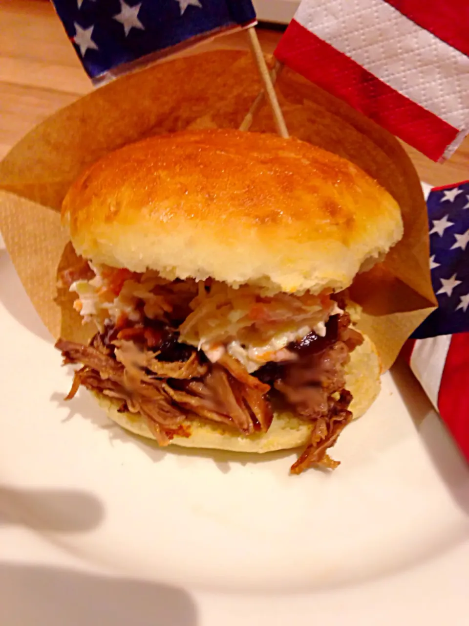 Homemade BBQ pulled pork with hamburger buns and coleslaw|ozzy sparaさん