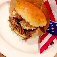 Snapdishの料理写真:Pulled Pork with Coleslaw Sallad and Hamburger Bread|Patrikさん