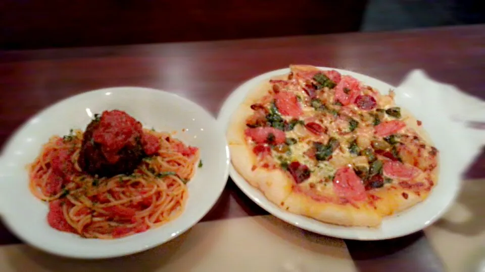 cheezy pizza and yummy spaghetti with meatballs....oh so loving it....|Jas Minさん