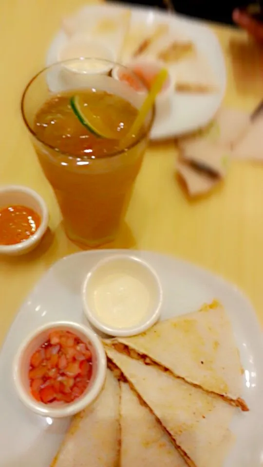 very healthy and addicting taste of chicken quesadilla with sour cream dip and a hot sauce on the side.......|Jas Minさん