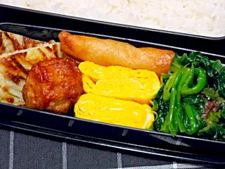 Snapdishの料理写真:お弁当（ご飯、じゃがいものガレット、春雨、卵焼き、肉団子、ほうれん草のナムル）|すーさん