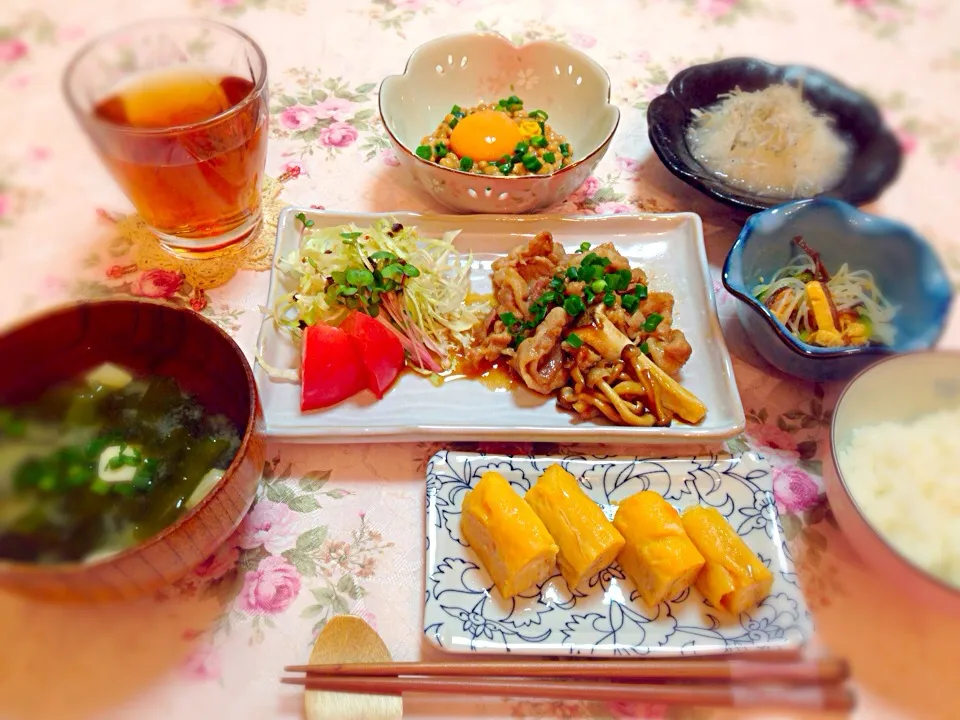 2013.11.18♡ママの朝食   生姜焼き定食♡豆腐とワカメのお味噌汁＆じゃこおろし＆納豆＆春雨サラダ♡|由寿妃さん