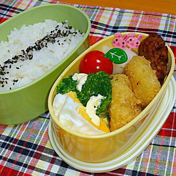 Snapdishの料理写真:11/18(月)の旦那弁当
♪ハンバーグ
♪根菜コロッケ
♪目玉焼き
♪ミニトマト
♪大根ピクルス
♪ブロッコリー|ふみぃさん