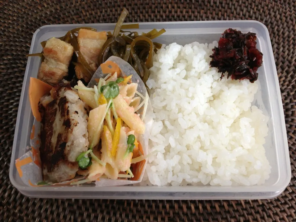 Snapdishの料理写真:豚バラと切り昆布の煮物弁当|*なおみん*さん