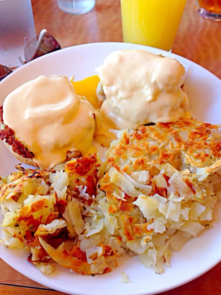 Eggs Benedict, English muffin, fresh crab cake and potatoes|vickycerqueiraさん