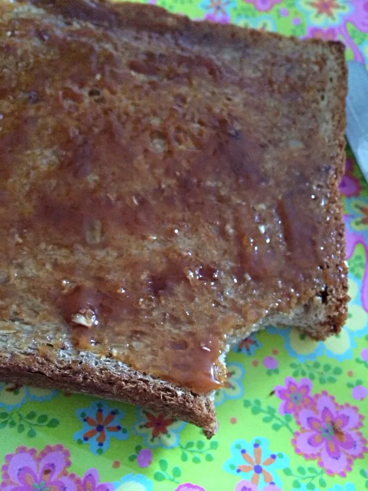 Multigrain toast with butter and salted caramel sauce|Ong Sor Fernさん