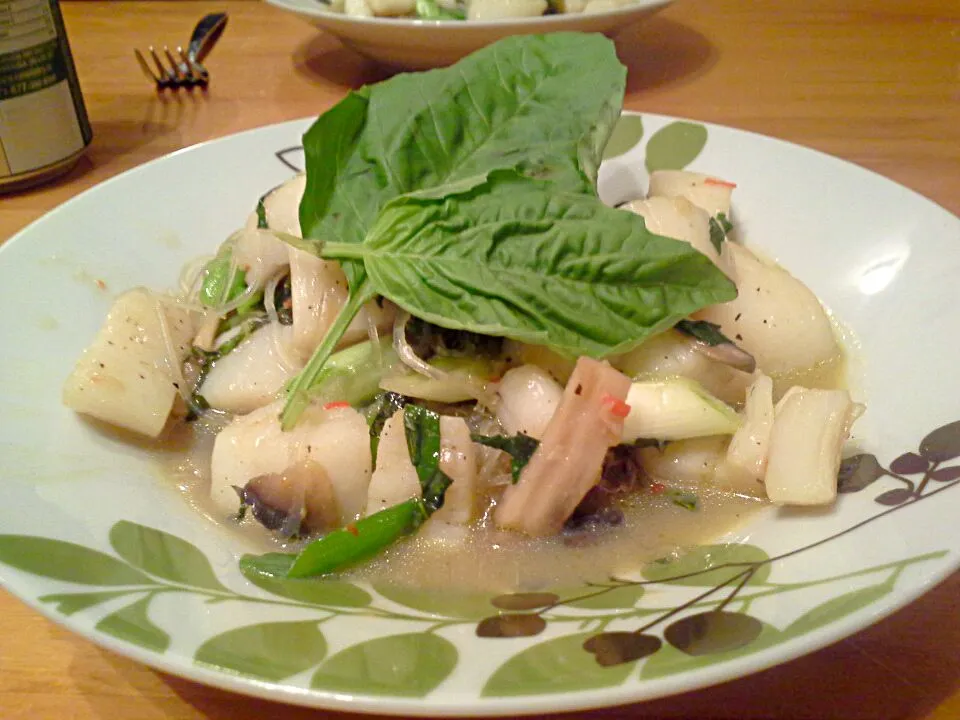 Scallop stir fry with ginger, garlic, chilies, basil, scallions and mushrooms over rice noodles|Fe's kitchenさん