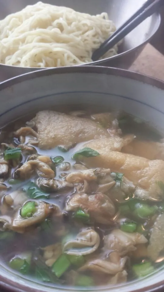 アサリの缶詰に蕪の葉と油揚げを入れたつけ麺。味は藻塩と黒胡椒とガーリックチップ。簡単で旨かった！(>.<)y-~|うめロクさん