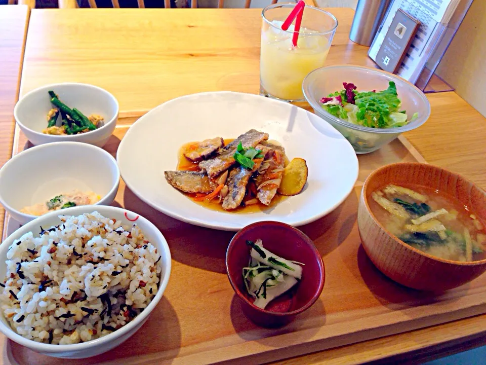 鶴見おぼんdeごはん 本日のおさかなランチ 秋刀魚と野菜のあんかけ＆ブロッコリーとじゃがマヨサラダ＆大根の浅漬け|ponnaoさん