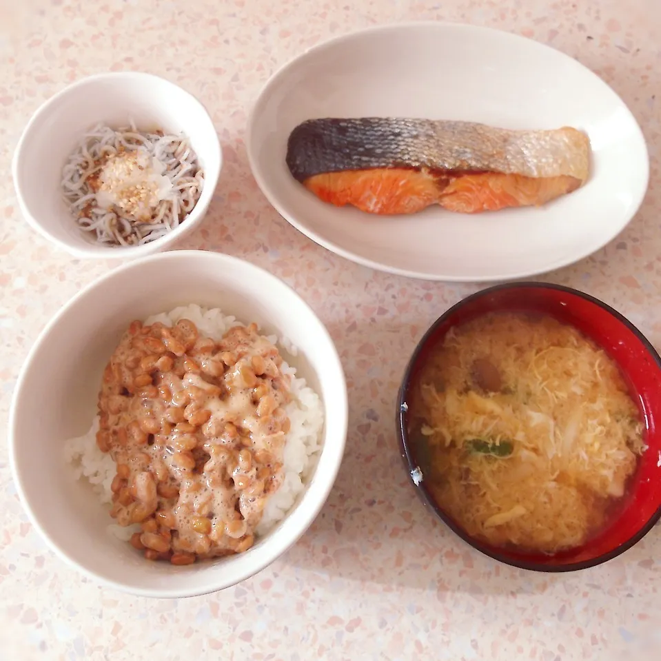 納豆ご飯 しめじといんげんの卵味噌汁 鮭 しらすおろし|はやしさん