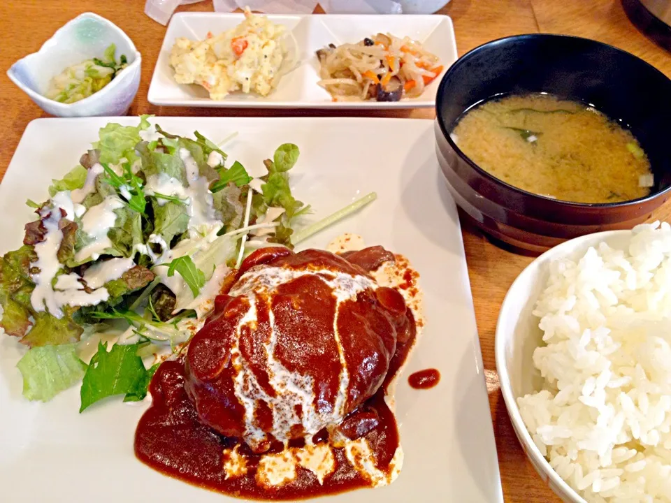 つばき特製ハンバーグ定食900円|秋山知隆さん