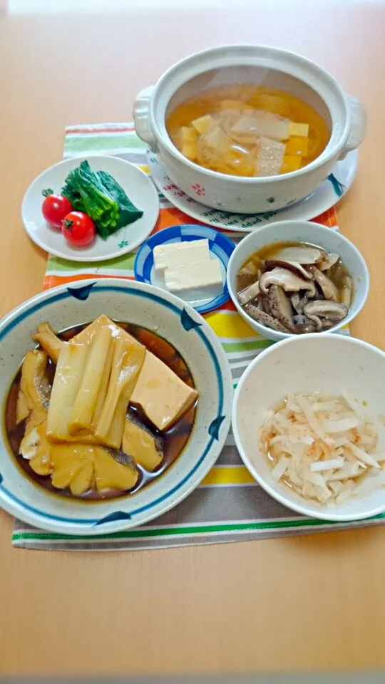 鱈の煮付け（鱈、白ネギ、豆腐）
ほうれん草おひたし
味噌汁（大根、豆腐、玉ねぎ）
冷奴
酢ばす（大根の酢の物）      
蓮根と椎茸の煮物|HANAさん