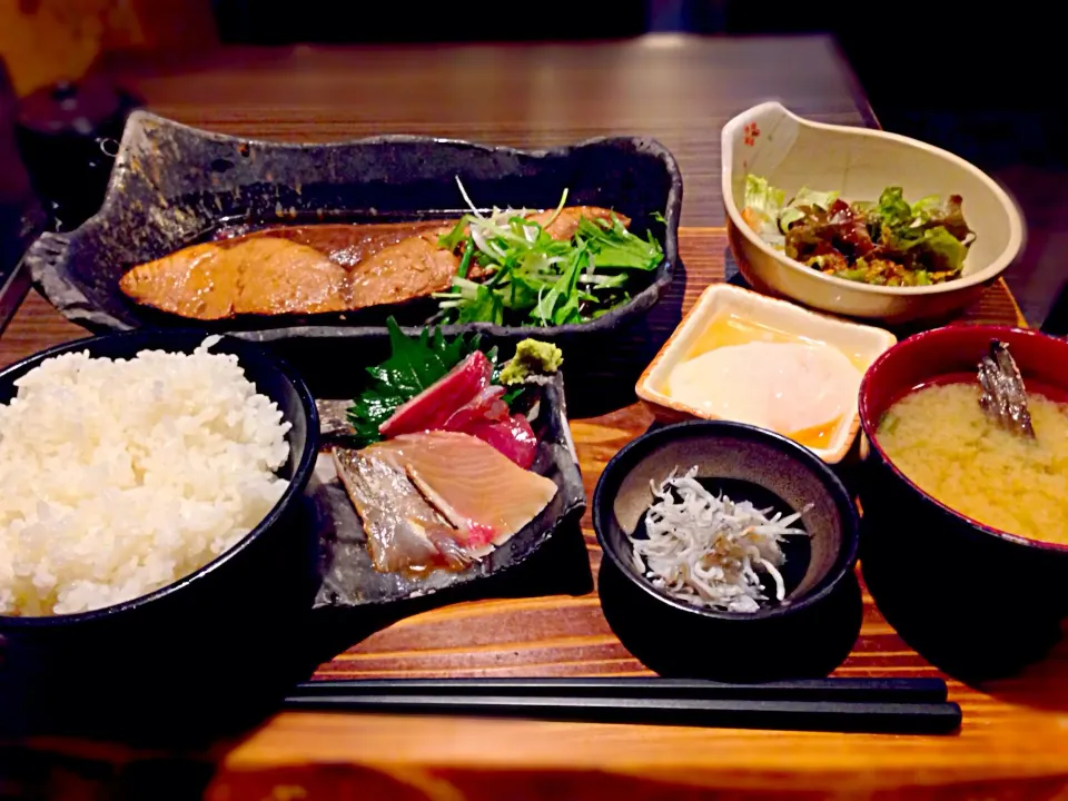 ブリの煮付けと漬け刺し定食🐟|おかっぴーさん