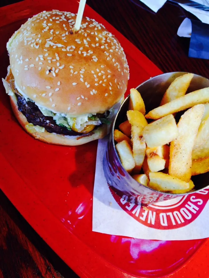 Cheese burger and French fried at Chilis|Izumi Rさん