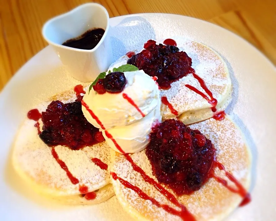 Pancake with berry sauce|yayaaさん