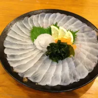 Snapdishの料理写真:ルアーで釣ったヒラメを綺麗に盛り付けました♪( ´▽｀)|ryuchanさん