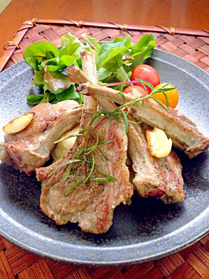 Snapdishの料理写真:Herb-flavored grilled  lamb chops w/cheese mashed potato🌿ﾗﾑﾁｮｯﾌﾟの香草焼き w/ﾁｰｽﾞﾏｯｼｭﾎﾟﾃﾄ|🌈Ami🍻さん