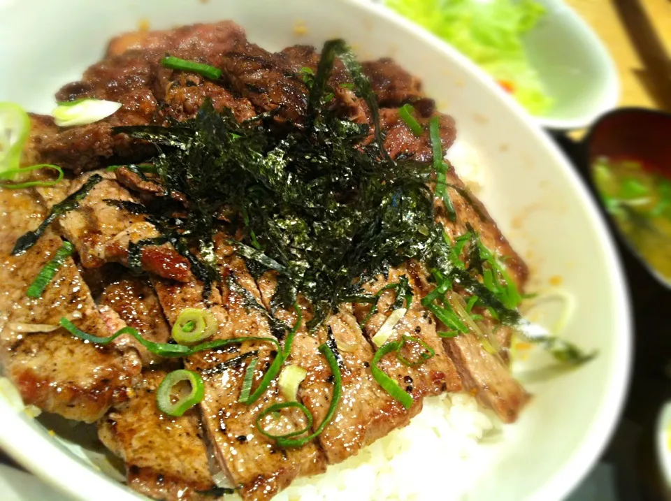 ステーキ重ね丼 並盛り|れおんくんさん